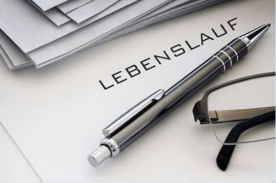 Ein Stift liegt auf einem Papier mit der Überschrift Lebenslauf