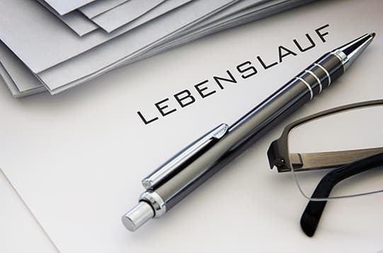 Ein Stift liegt auf einem Papier mit der Überschrift Lebenslauf